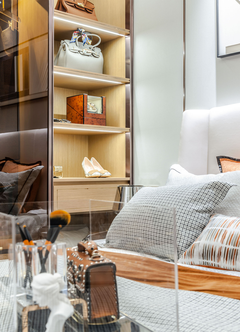 现代轻奢风格室内设计家装案例-主卧衣柜 现代轻奢风格室内设计家装案例-主卧衣柜